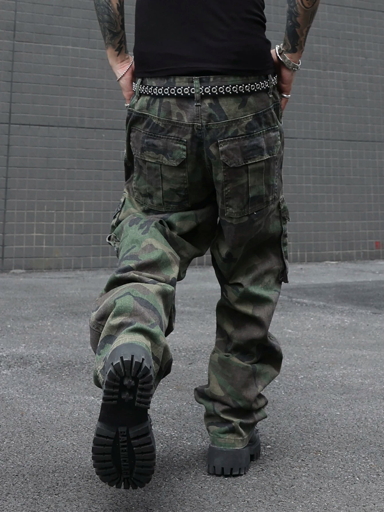 Men's camouflage utility jeans. Multi-pocket design. Stylish and trendy. Loose fit.