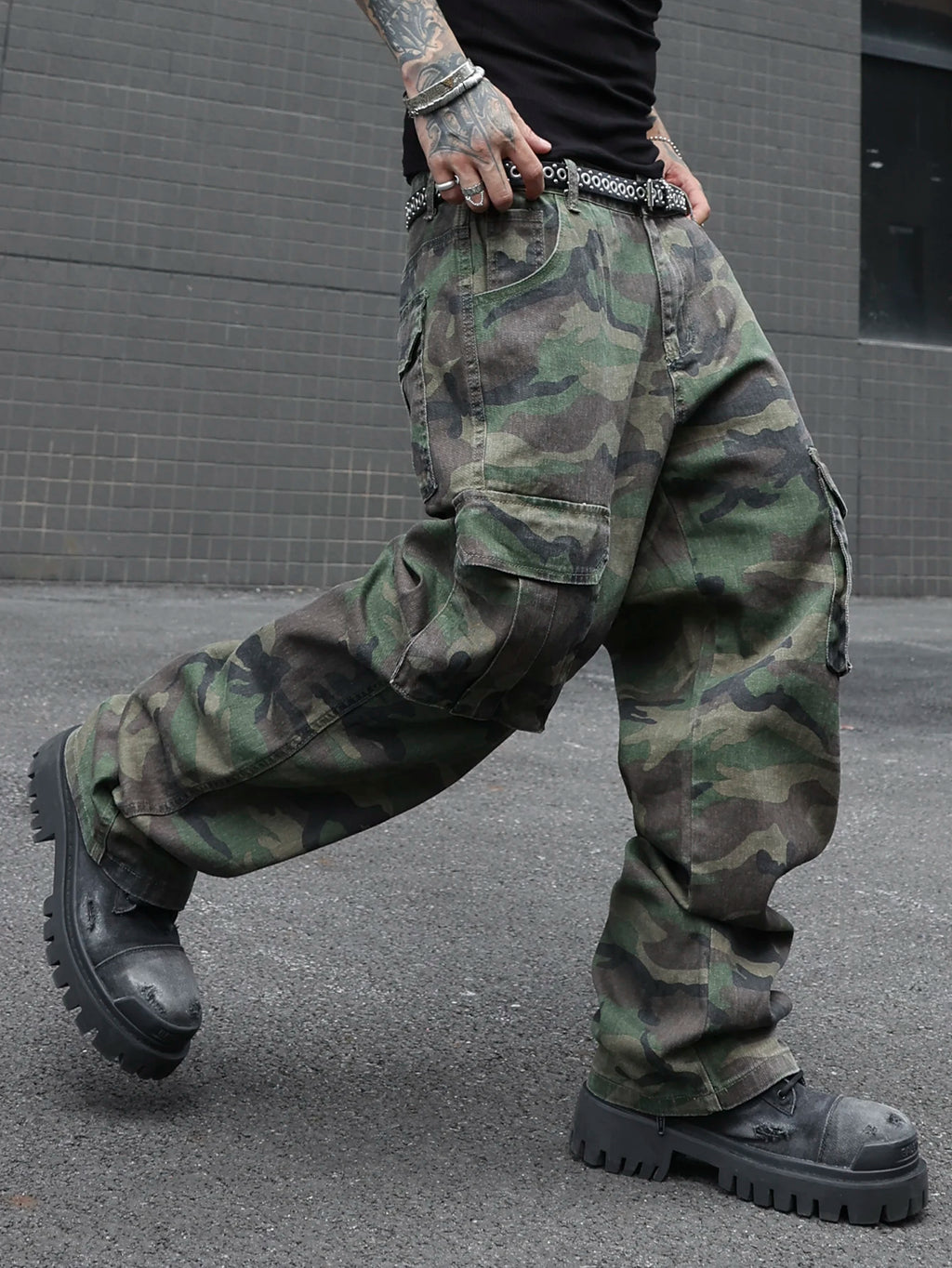 Men's camouflage utility jeans. Multi-pocket design. Stylish and trendy. Loose fit.