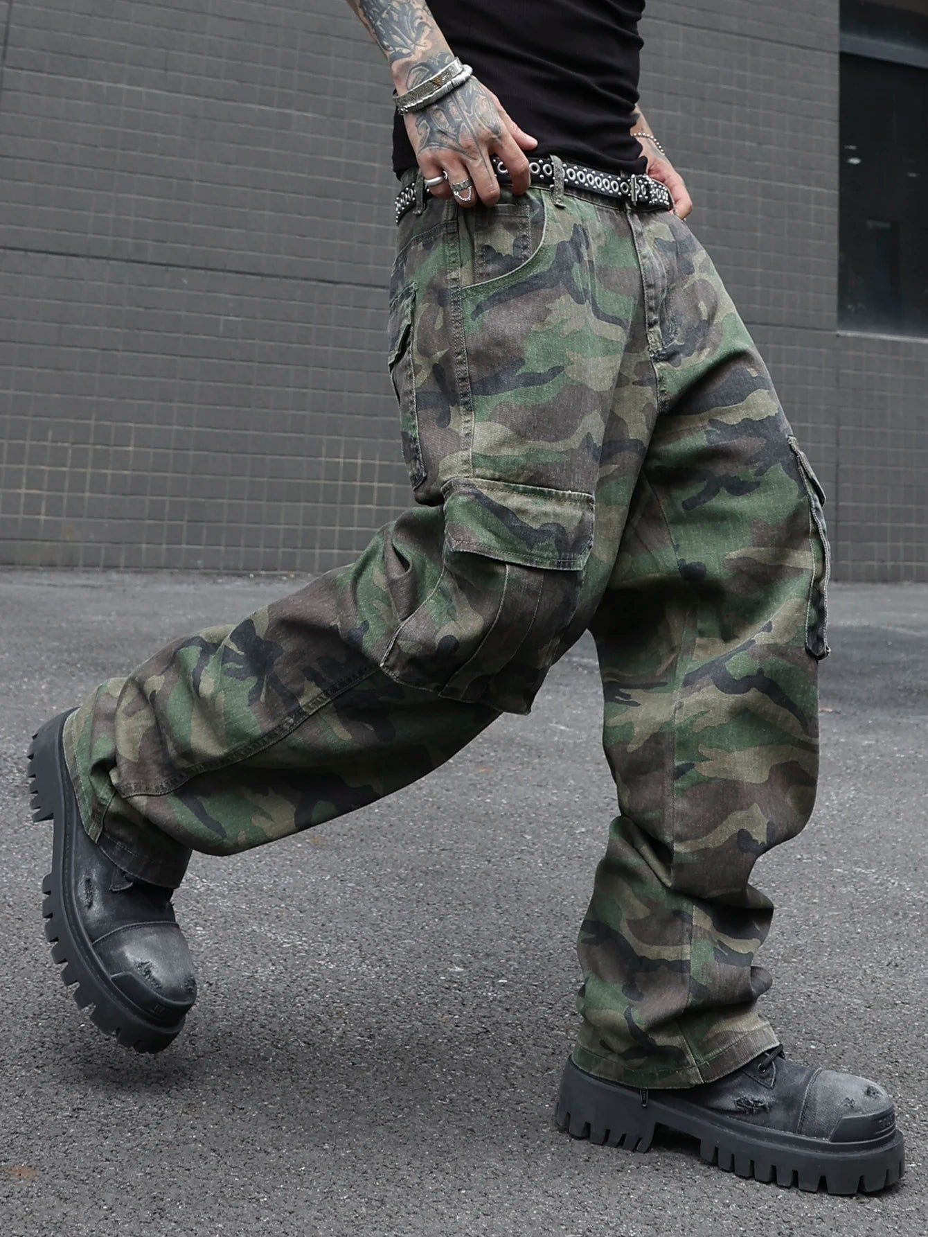 Men's camouflage utility jeans. Multi-pocket design. Stylish and trendy. Loose fit.