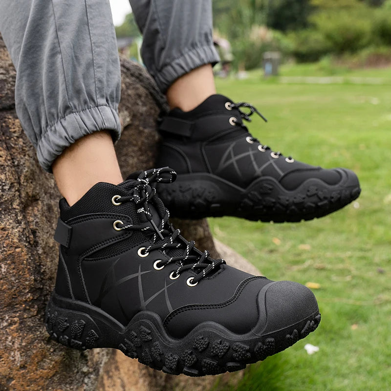 High-top classic men's boots wear-resistant sole soft upper classic and fashionable,suitable for hiking and outdoor wear.