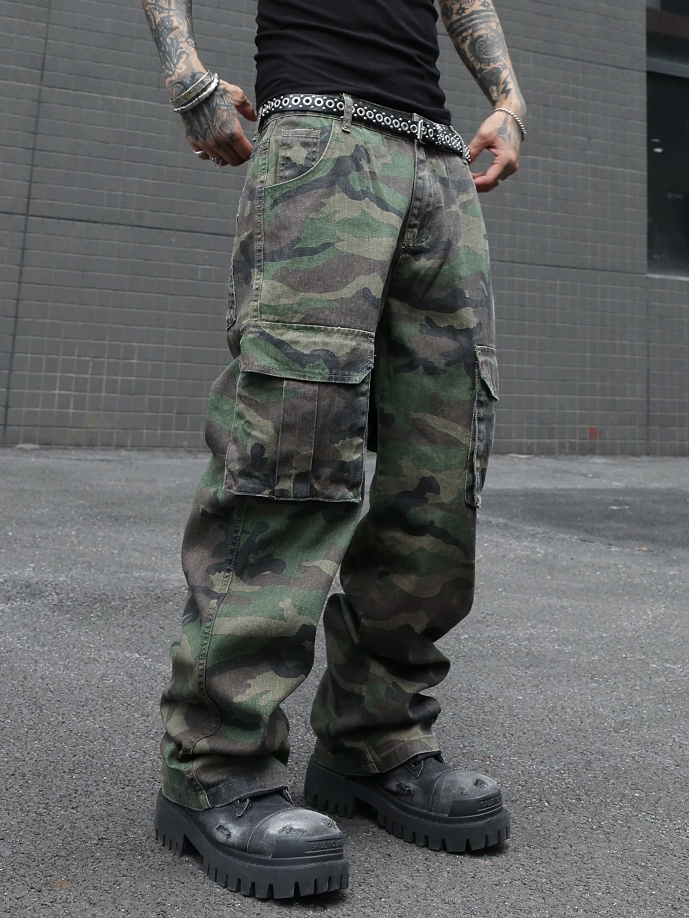 Men's camouflage utility jeans. Multi-pocket design. Stylish and trendy. Loose fit.