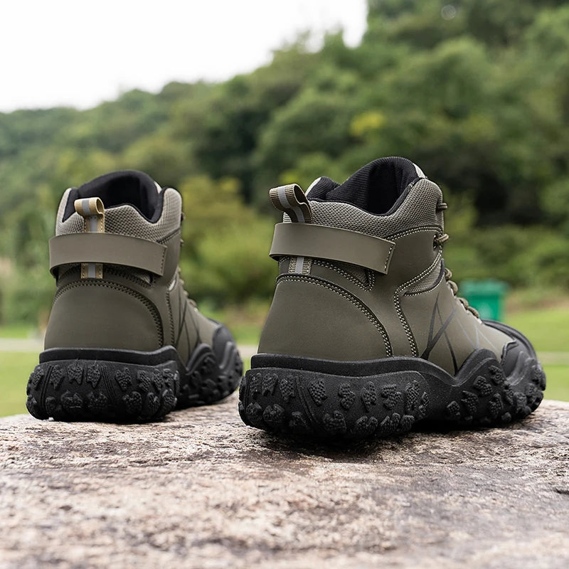 High-top classic men's boots wear-resistant sole soft upper classic and fashionable,suitable for hiking and outdoor wear.