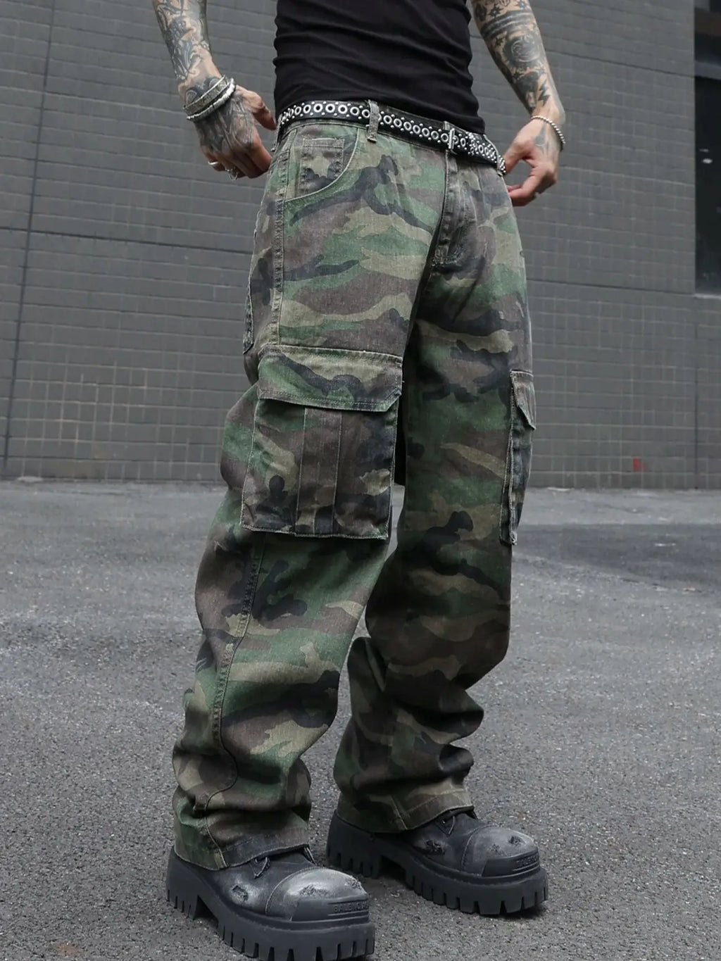 Men's camouflage utility jeans. Multi-pocket design. Stylish and trendy. Loose fit.