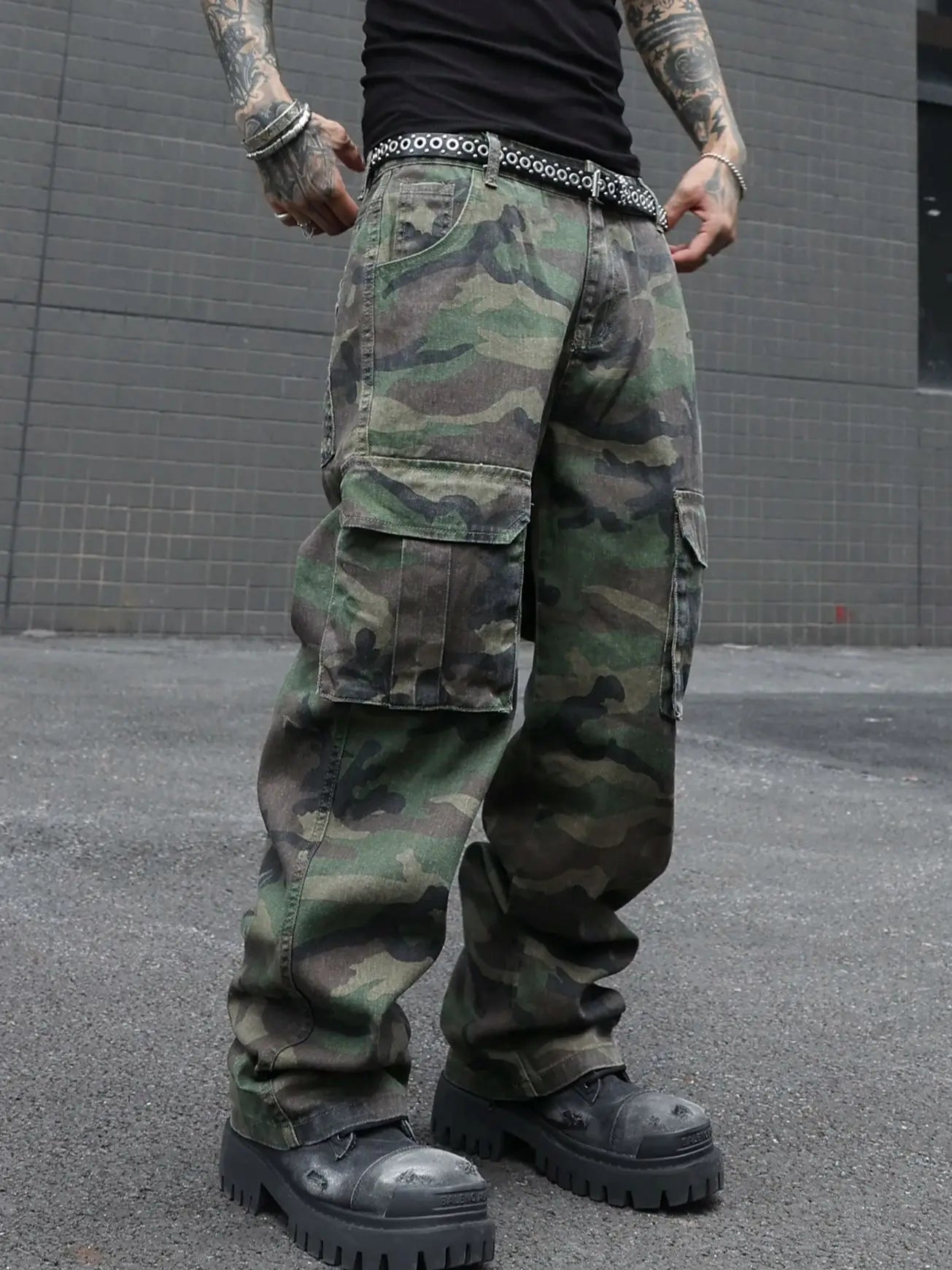 Men's camouflage utility jeans. Multi-pocket design. Stylish and trendy. Loose fit.