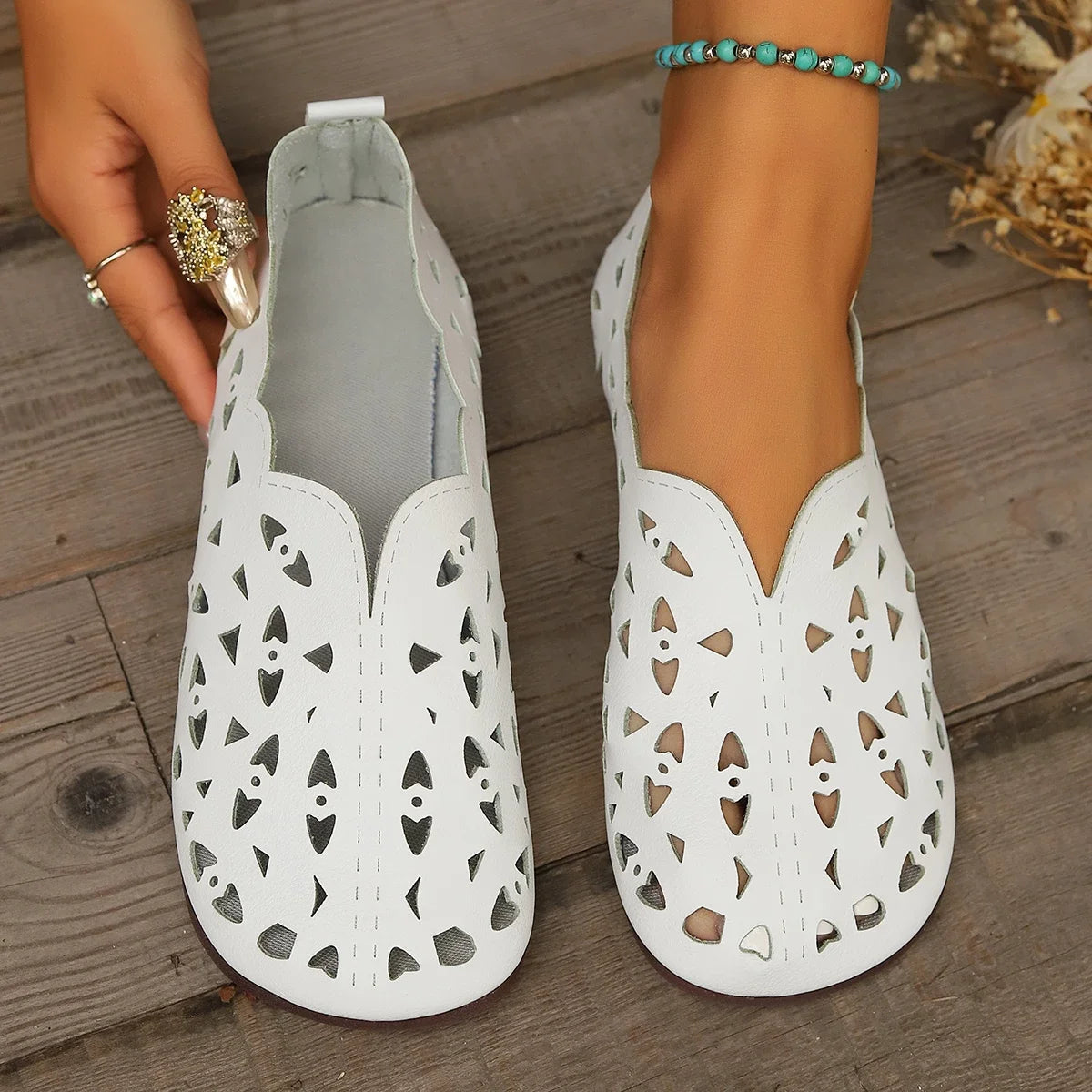 Women's Shoes 2025 Summer New Fashion Hollow Breathable Flat Sandals Suitable for Women Soft Beach Roman Shoes for Women