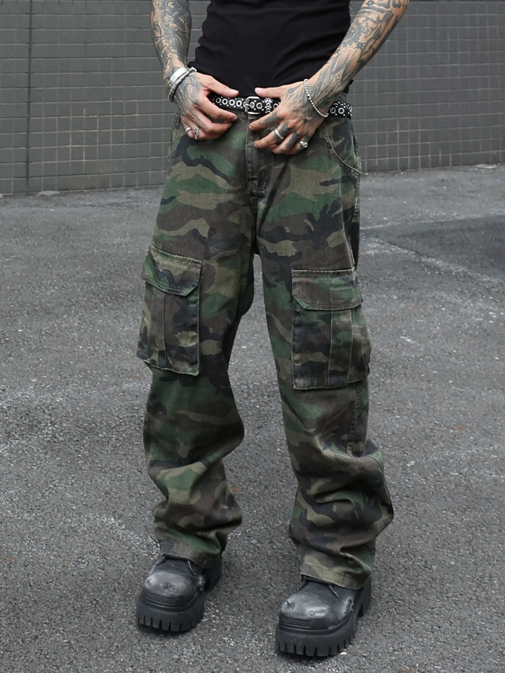 Men's camouflage utility jeans. Multi-pocket design. Stylish and trendy. Loose fit.