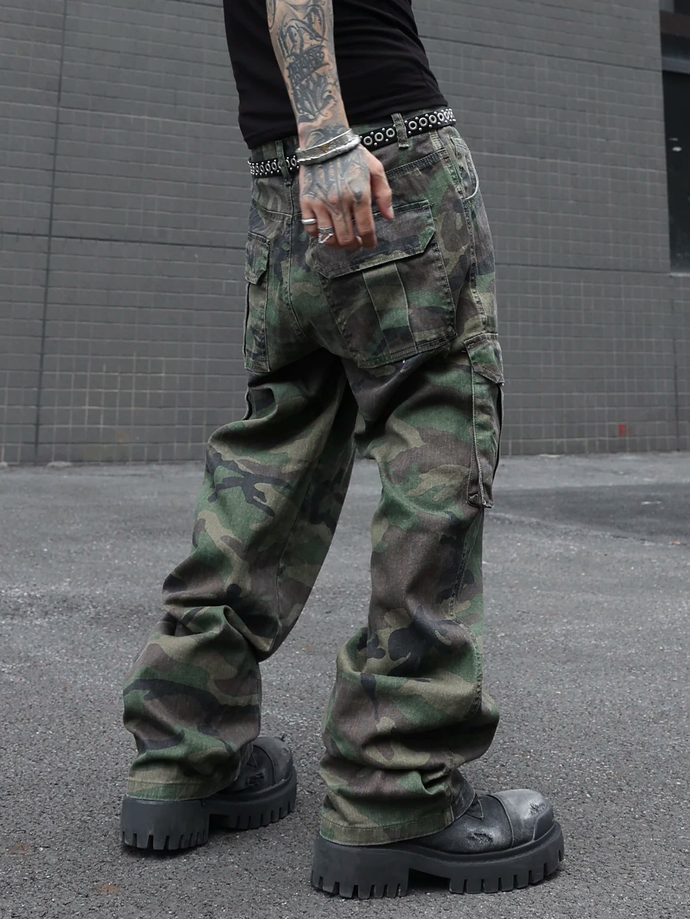 Men's camouflage utility jeans. Multi-pocket design. Stylish and trendy. Loose fit.